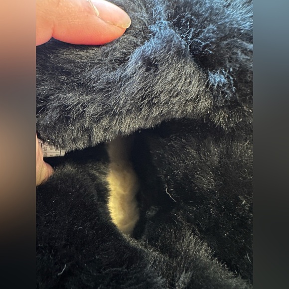 UGG Women’s Black Bailey Button II Short Boots Size 6 Genuine Shearling Fur - Picture 6 of 7